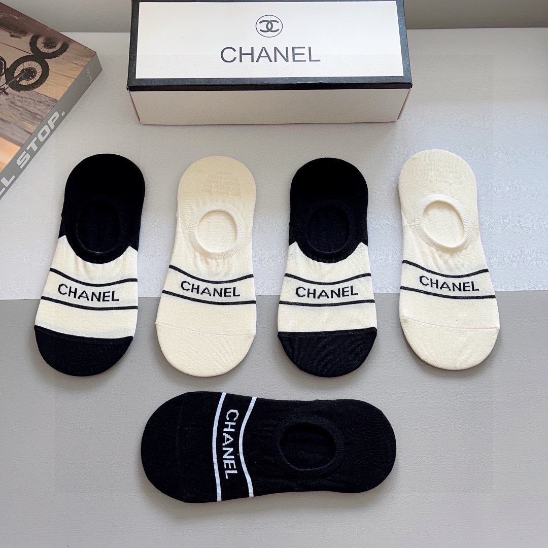 配包装（一盒5双）
CHANEL 香奈儿经典船袜、高版本纯棉材质柔软，秒杀市场普通货，经典的双C图案lo
