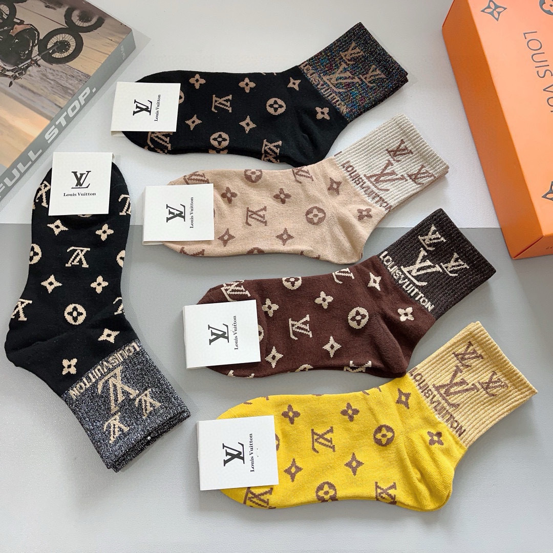 配包装（一盒5双）
 🌟 LV 路易威登 超火爆小单品，竹棉面料，潮人必备 爆款，经典字母logo中筒袜