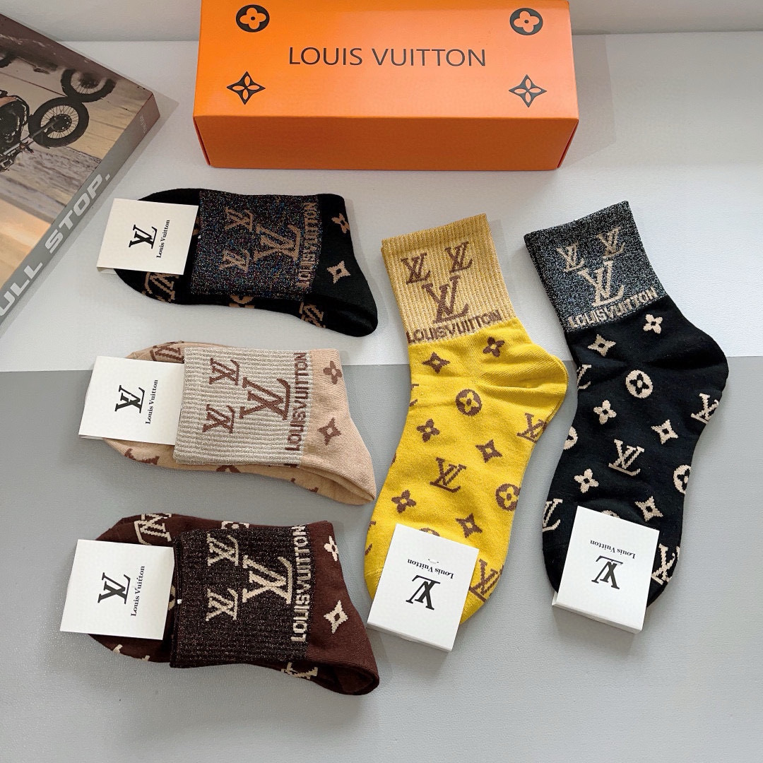 配包装（一盒5双）
 🌟 LV 路易威登 超火爆小单品，竹棉面料，潮人必备 爆款，经典字母logo中筒袜
