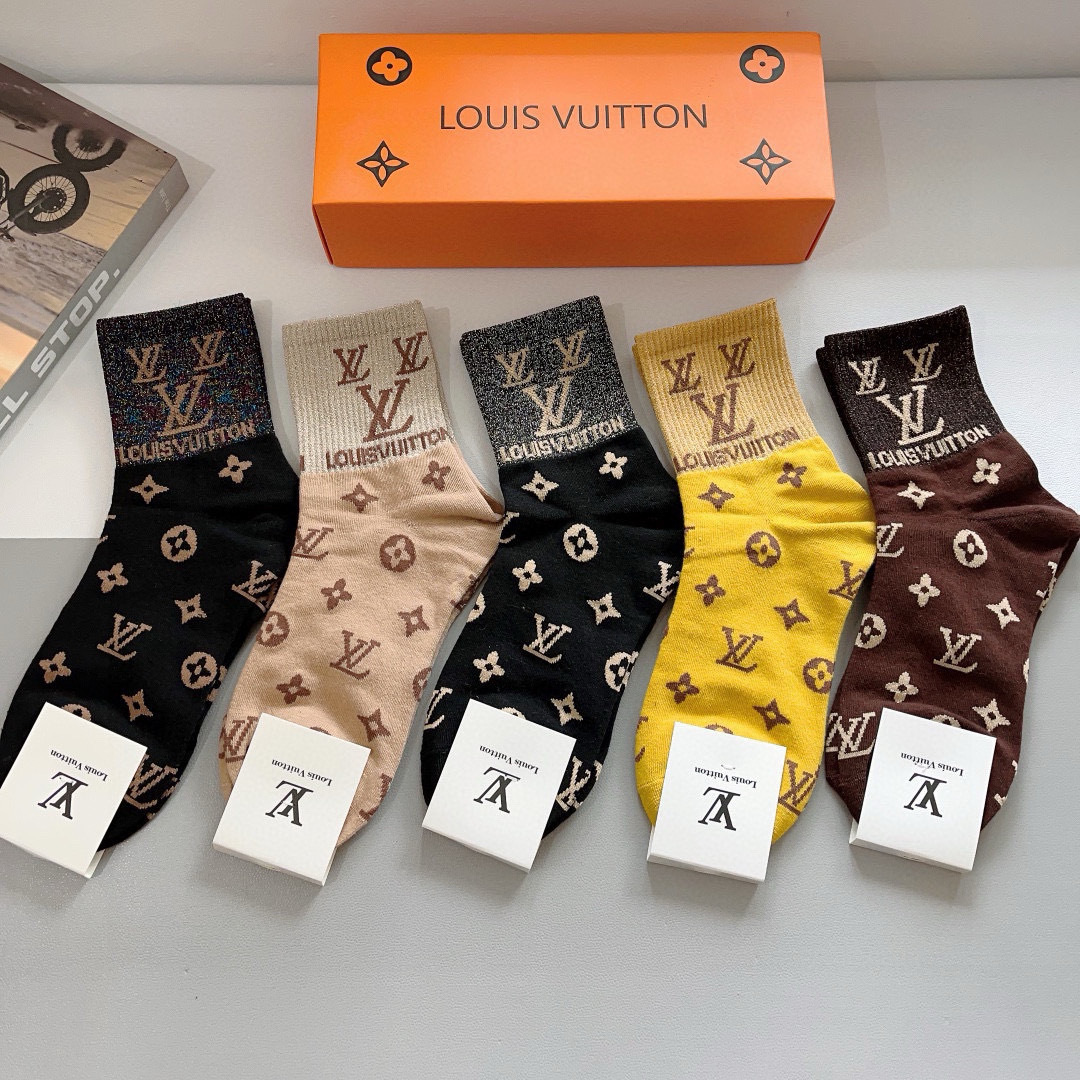 配包装（一盒5双）
 🌟 LV 路易威登 超火爆小单品，竹棉面料，潮人必备 爆款，经典字母logo中筒袜