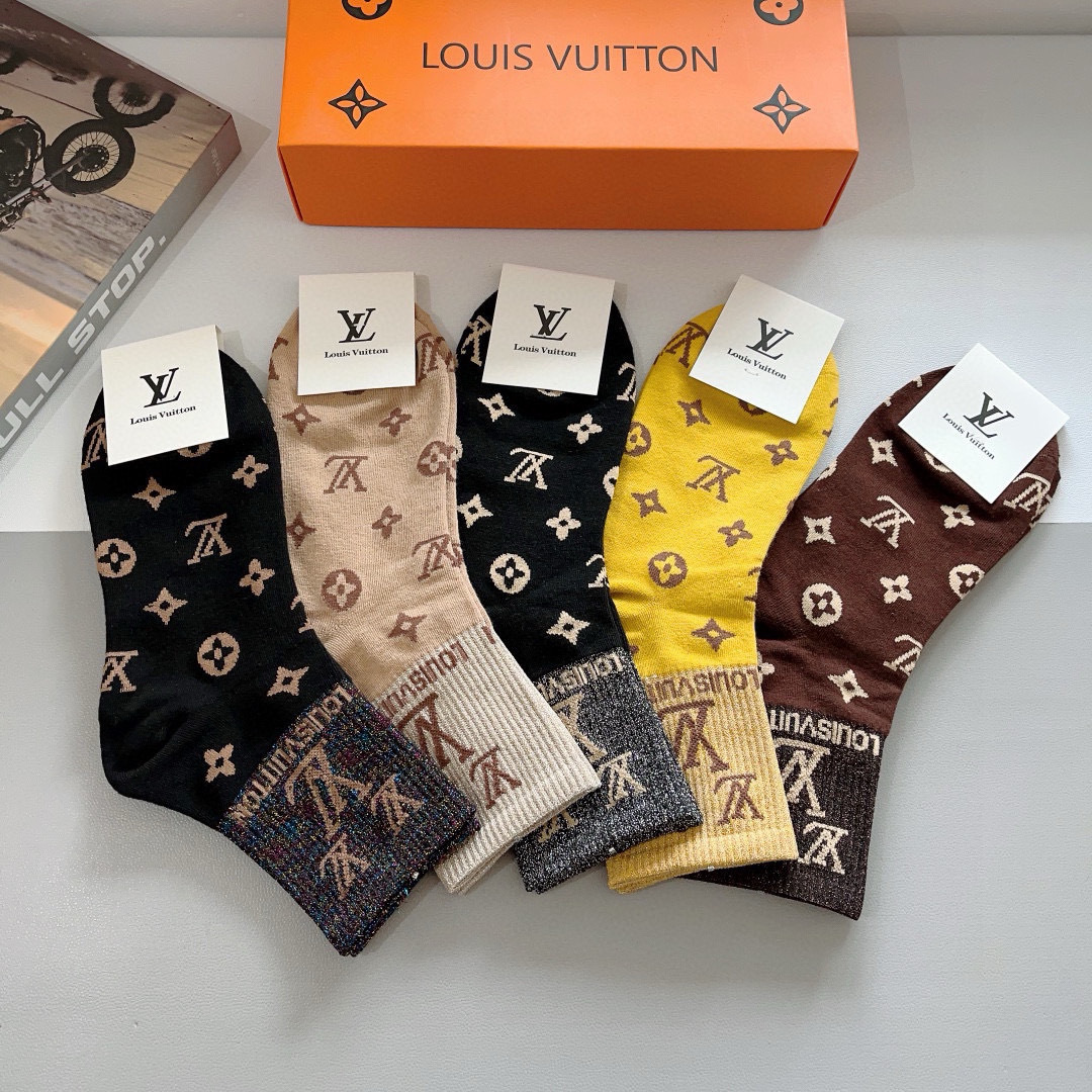 配包装（一盒5双）
 🌟 LV 路易威登 超火爆小单品，竹棉面料，潮人必备 爆款，经典字母logo中筒袜