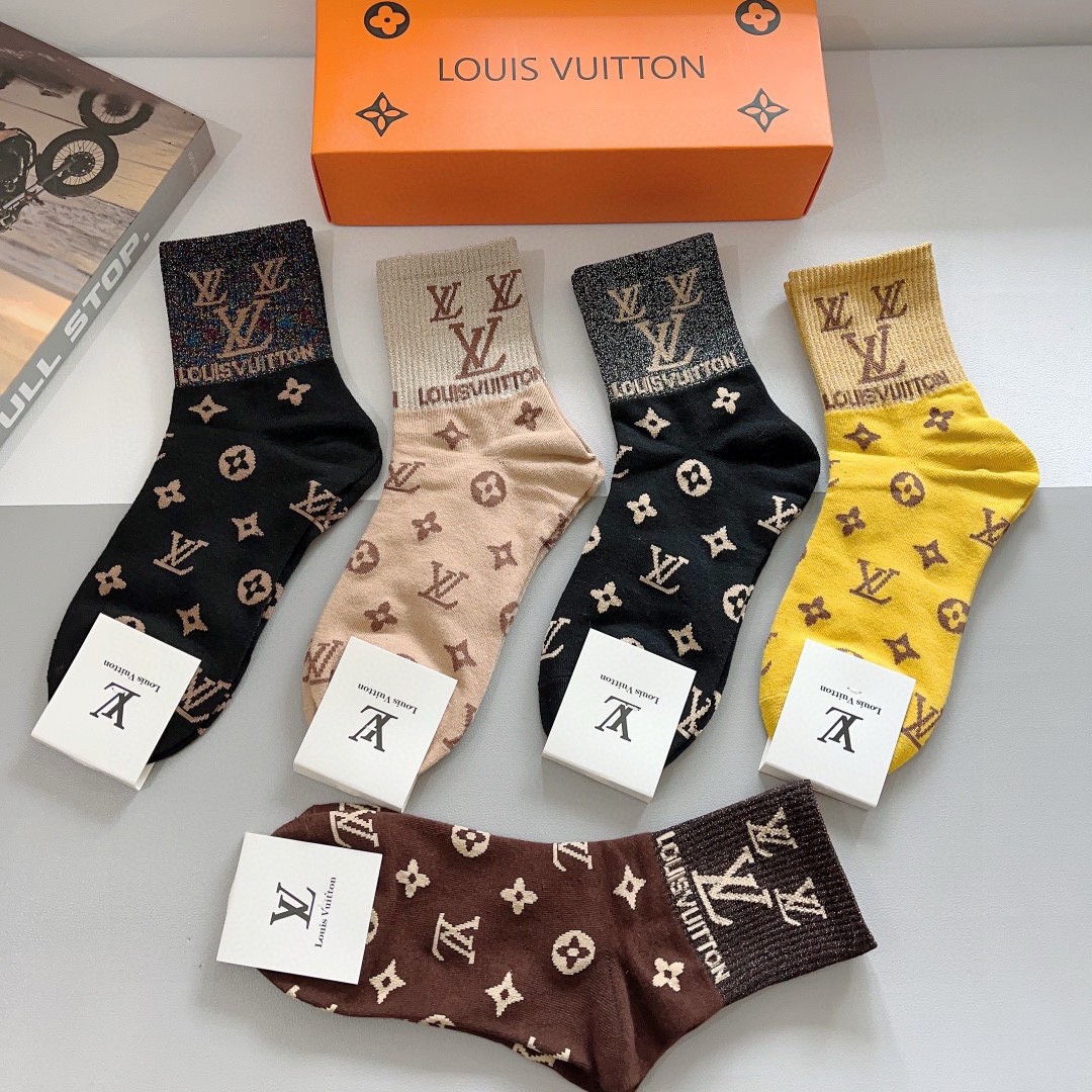 配包装（一盒5双）
 🌟 LV 路易威登 超火爆小单品，竹棉面料，潮人必备 爆款，经典字母logo中筒袜