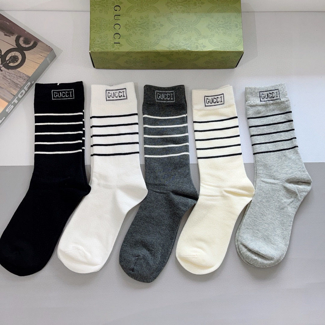 配包装（一盒5双）
 Gucci 古奇 新款长筒袜子，纯棉面料，潮人必备 ，Gucci 爆款，经典双G，