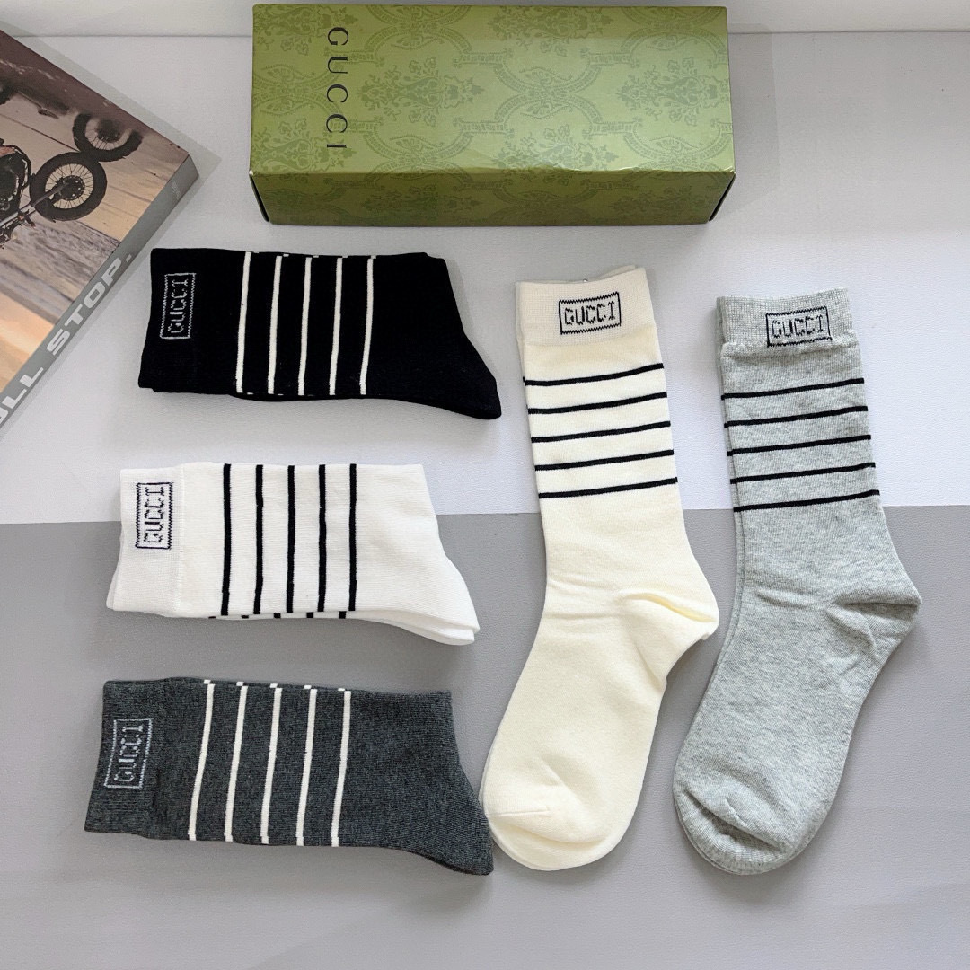 配包装（一盒5双）
 Gucci 古奇 新款长筒袜子，纯棉面料，潮人必备 ，Gucci 爆款，经典双G，