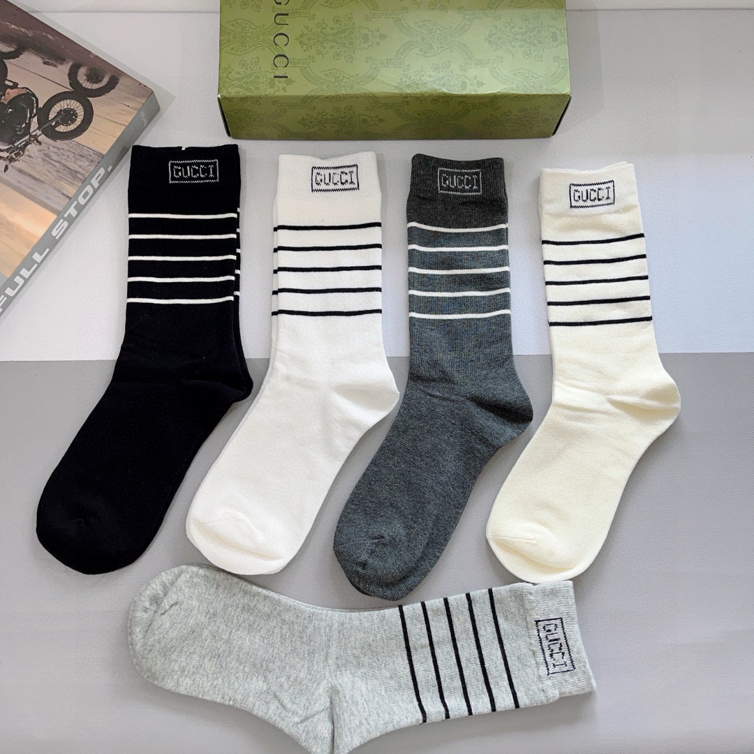 配包装（一盒5双）
 Gucci 古奇 新款长筒袜子，纯棉面料，潮人必备 ，Gucci 爆款，经典双G，