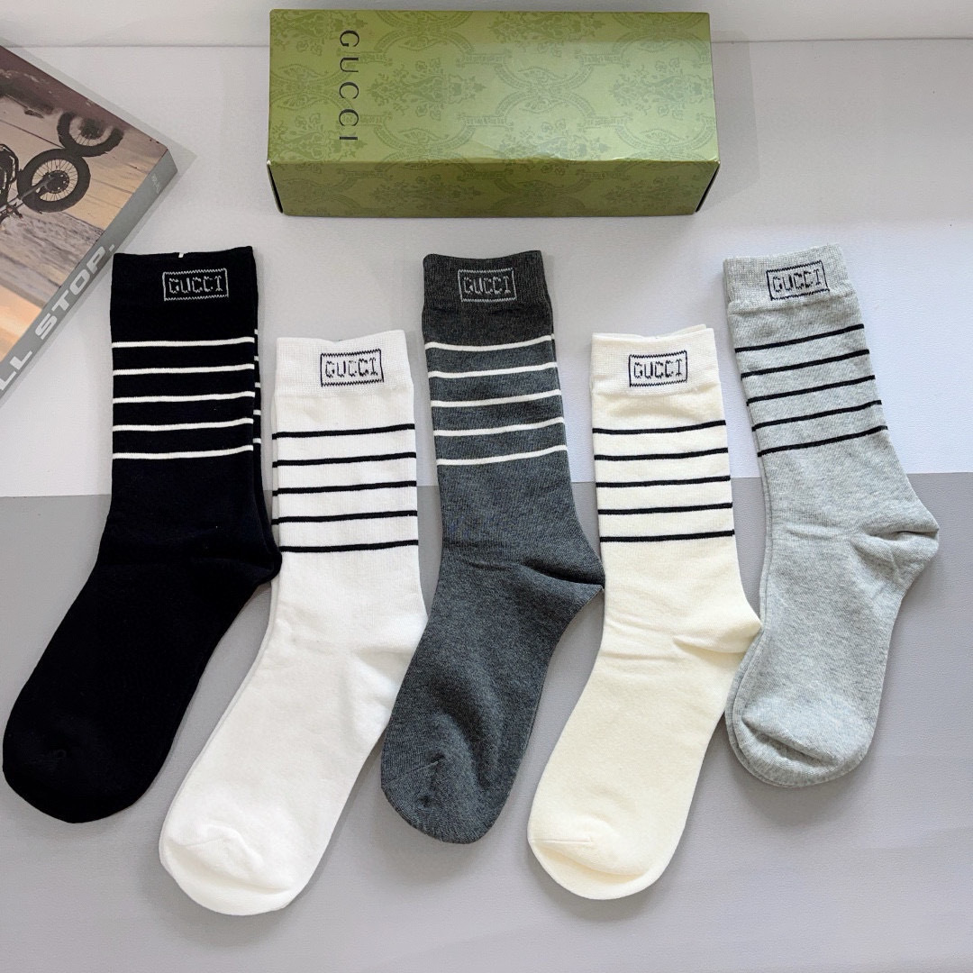 配包装（一盒5双）
 Gucci 古奇 新款长筒袜子，纯棉面料，潮人必备 ，Gucci 爆款，经典双G，