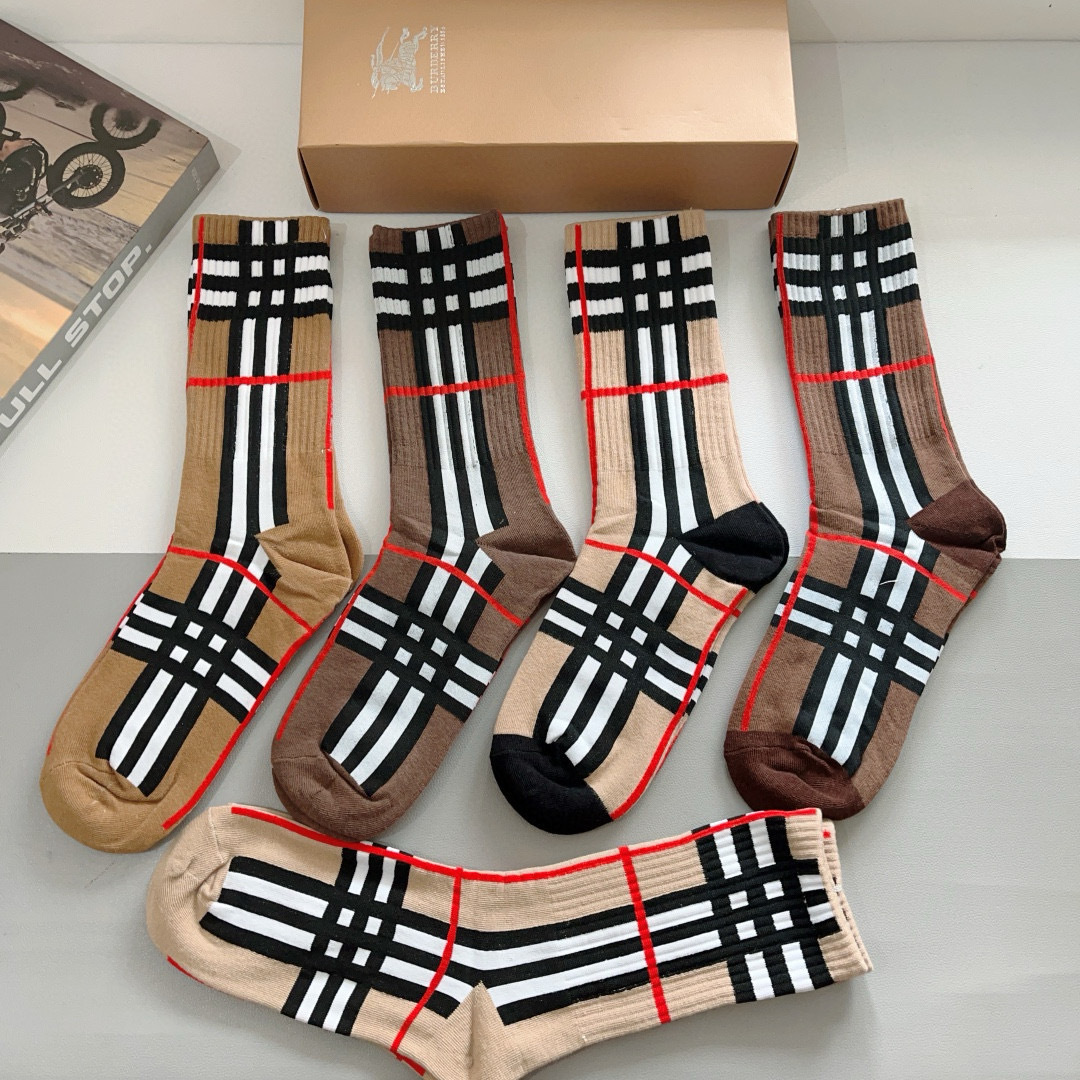 配包装（一盒5双）
🌟Burberry 巴宝莉 超火爆小单品，男女通用袜子，纯棉面料，潮人必备  爆款格