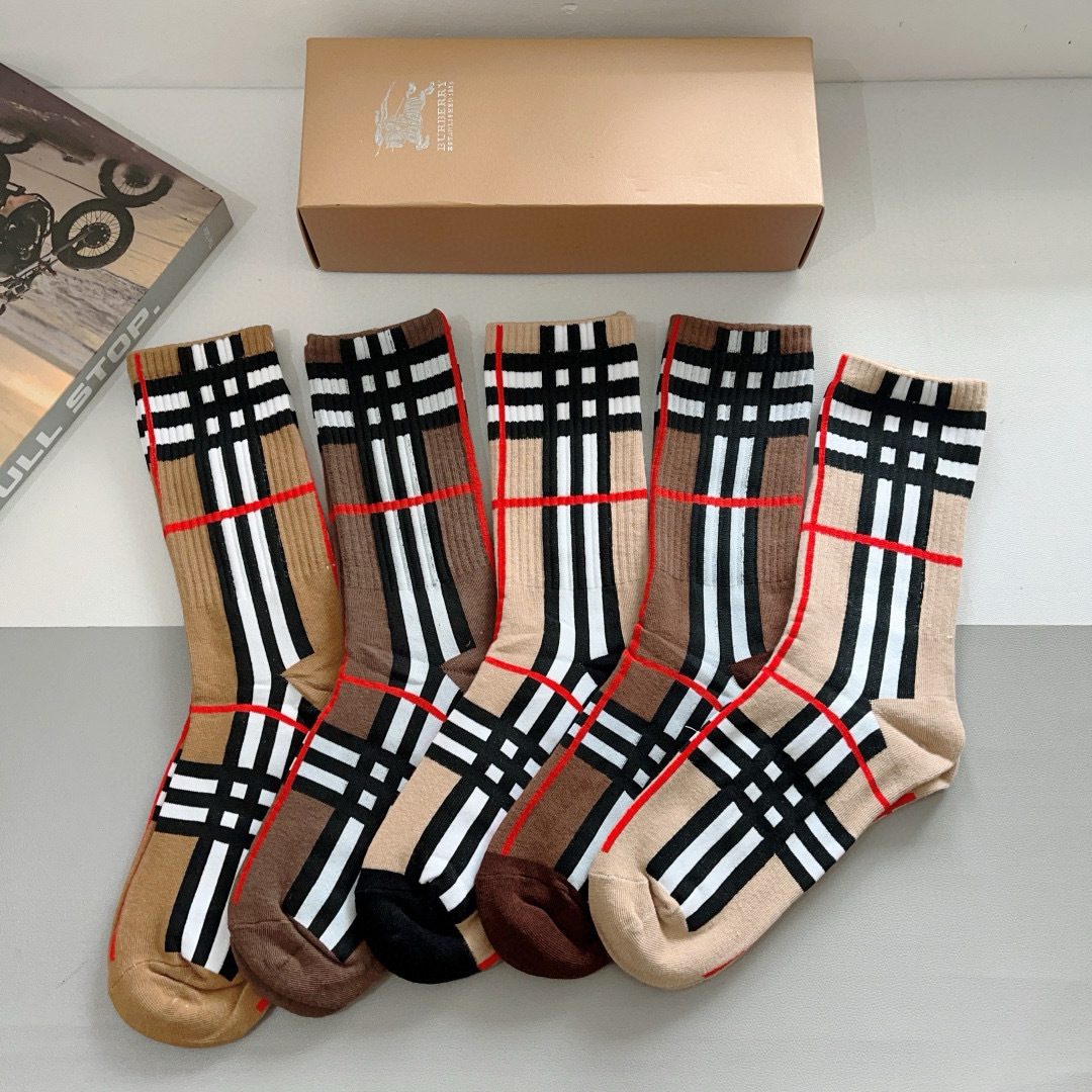 配包装（一盒5双）
🌟Burberry 巴宝莉 超火爆小单品，男女通用袜子，纯棉面料，潮人必备  爆款格