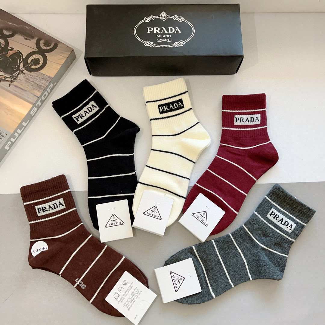配包装（一盒5双）
PRADA（普拉达） 新款高端中筒纯棉材质袜子！爆款三角标字母专柜同步中筒袜，💛大牌