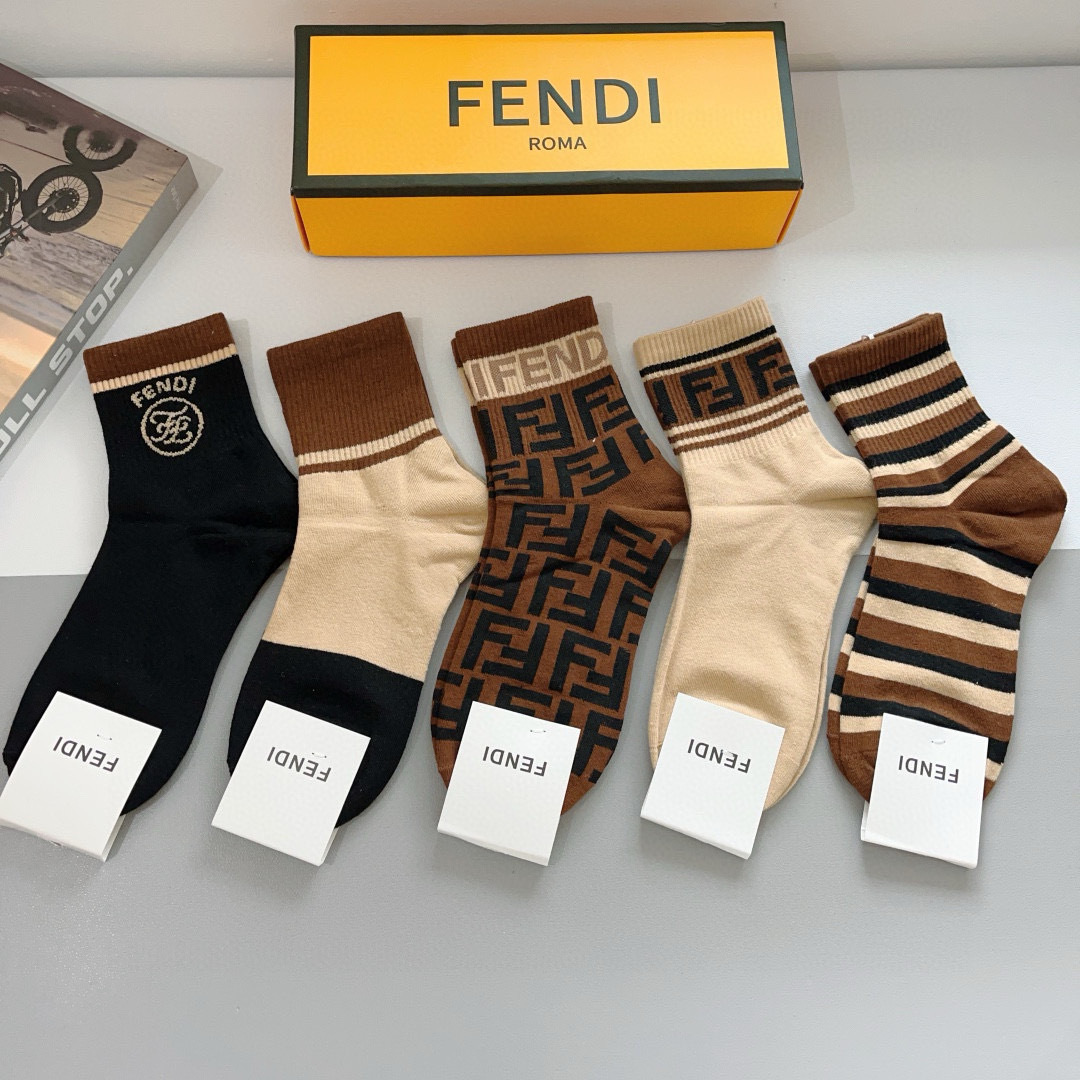 配包装（一盒5双）
FENDI  芬迪  字母双Ｆ爆款中筒袜，纯棉面料， 专柜同款 💓纯棉面料，实用好穿