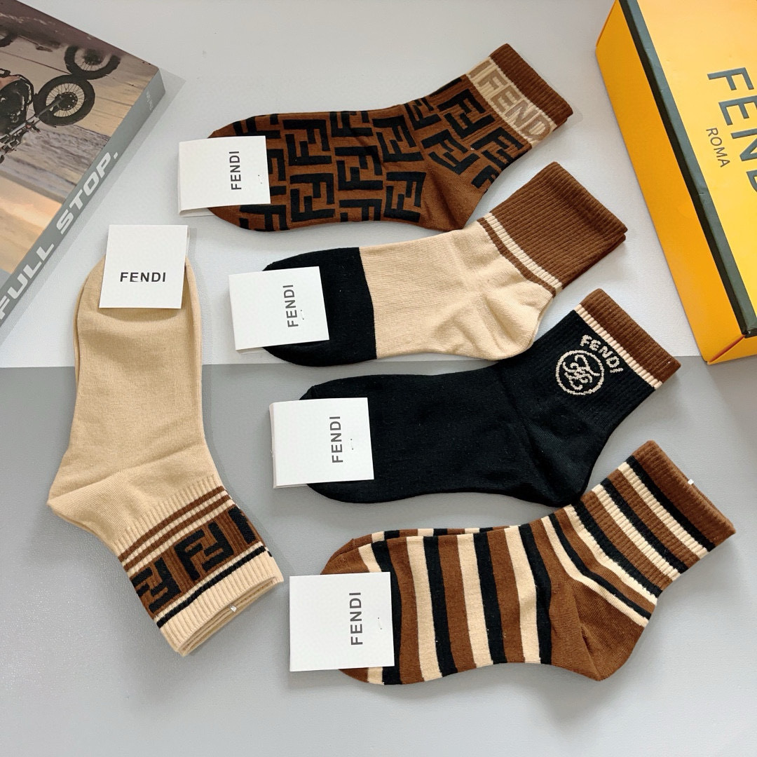 配包装（一盒5双）
FENDI  芬迪  字母双Ｆ爆款中筒袜，纯棉面料， 专柜同款 💓纯棉面料，实用好穿