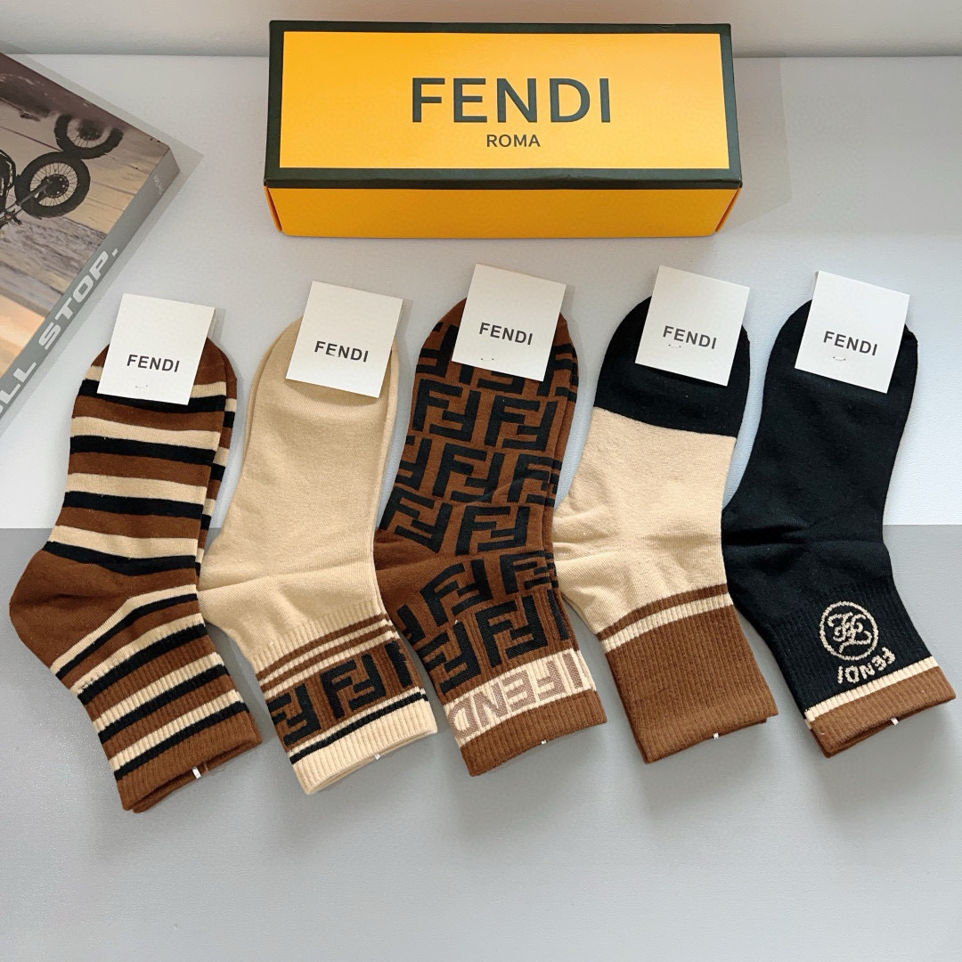 配包装（一盒5双）
FENDI  芬迪  字母双Ｆ爆款中筒袜，纯棉面料， 专柜同款 💓纯棉面料，实用好穿