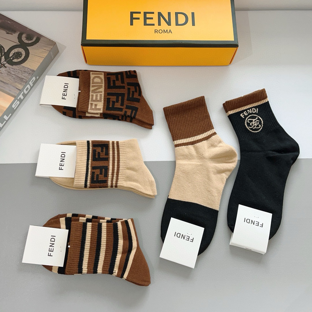 配包装（一盒5双）
FENDI  芬迪  字母双Ｆ爆款中筒袜，纯棉面料， 专柜同款 💓纯棉面料，实用好穿