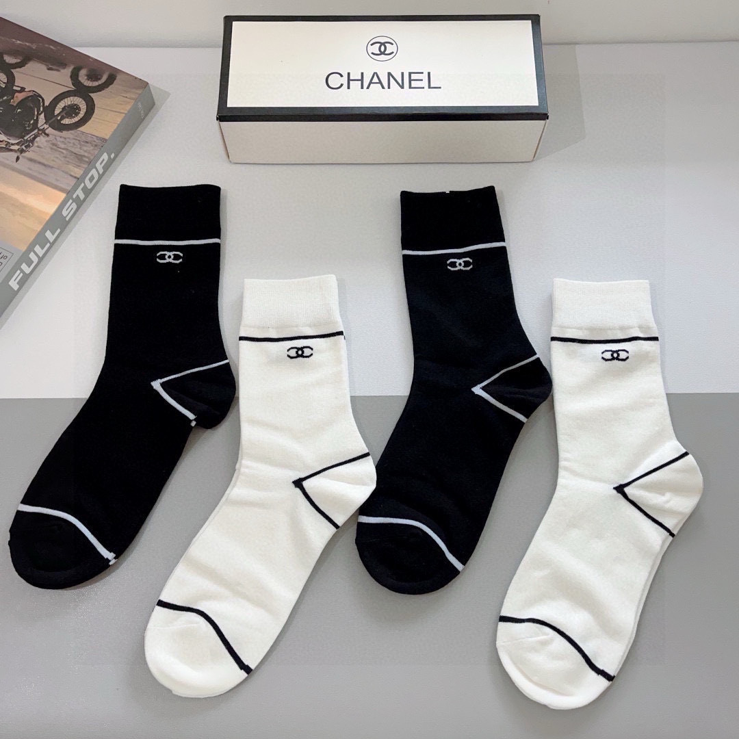 配包装（一盒4双）
CHANEL 香奈儿经典袜子❗️高版本纯棉材质柔软，秒杀市场普通货，经典的双C图案l