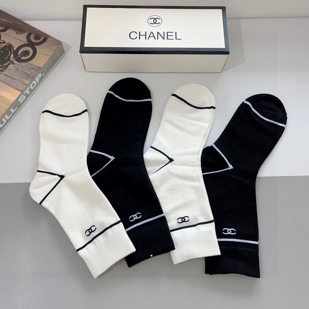 配包装（一盒4双）
CHANEL 香奈儿经典袜子❗️高版本纯棉材质柔软，秒杀市场普通货，经典的双C图案l