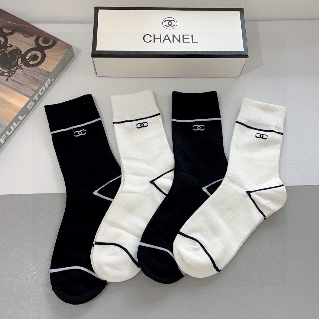 配包装（一盒4双）
CHANEL 香奈儿经典袜子❗️高版本纯棉材质柔软，秒杀市场普通货，经典的双C图案l