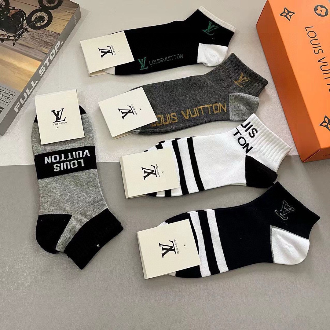 配包装（一盒5双） 🌟 LV 路易威登 超火爆小单品，纯棉面料，潮人必备 爆款，经典字母logo中筒袜，