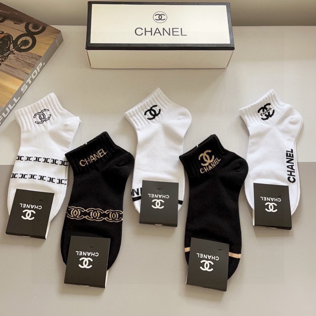 配包装（一盒5双）
CHANEL 香奈儿经典短款袜子❗️高版本纯棉材质柔软，秒杀市场普通货，经典的双C图