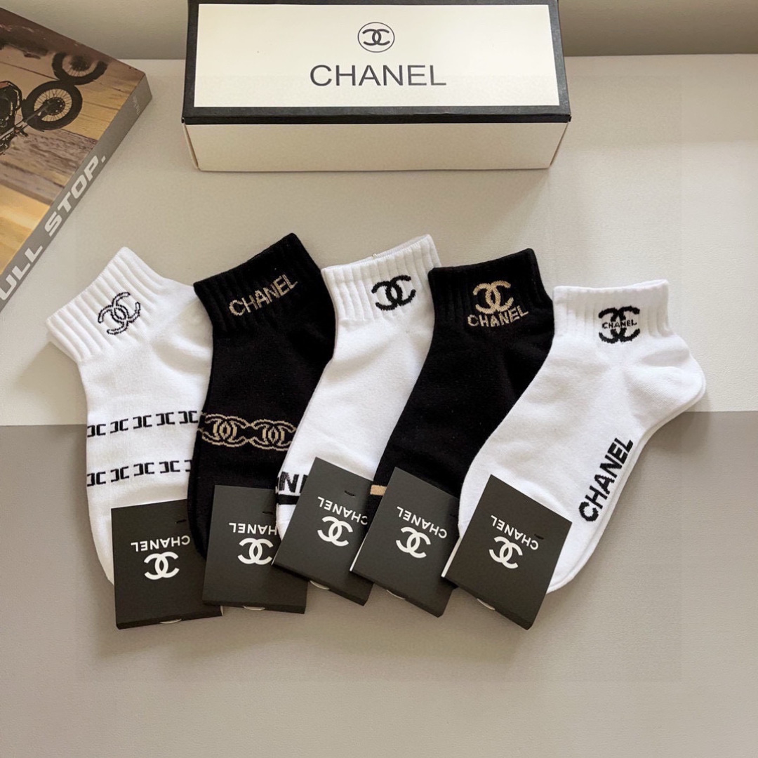 配包装（一盒5双）
CHANEL 香奈儿经典短款袜子❗️高版本纯棉材质柔软，秒杀市场普通货，经典的双C图