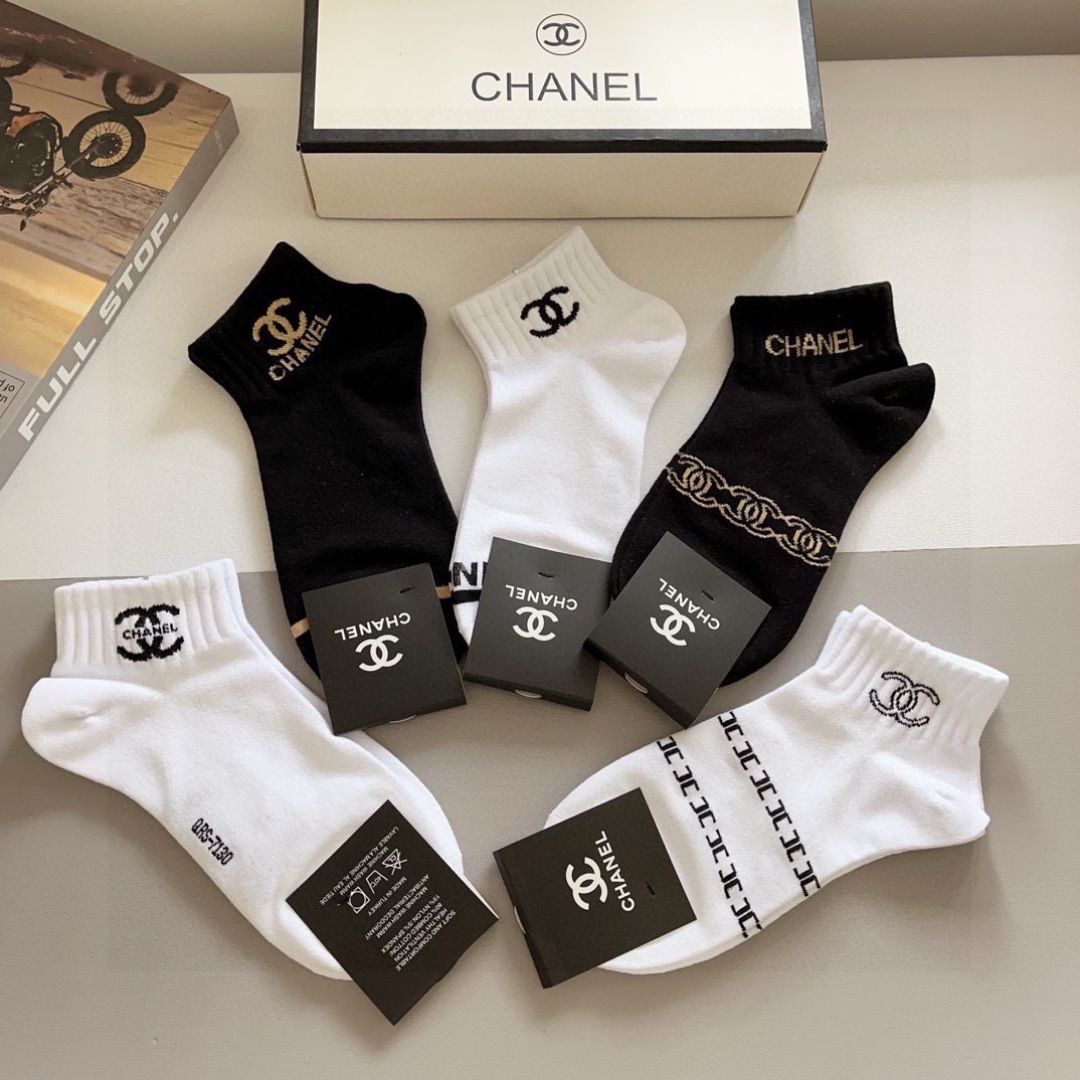 配包装（一盒5双）
CHANEL 香奈儿经典短款袜子❗️高版本纯棉材质柔软，秒杀市场普通货，经典的双C图