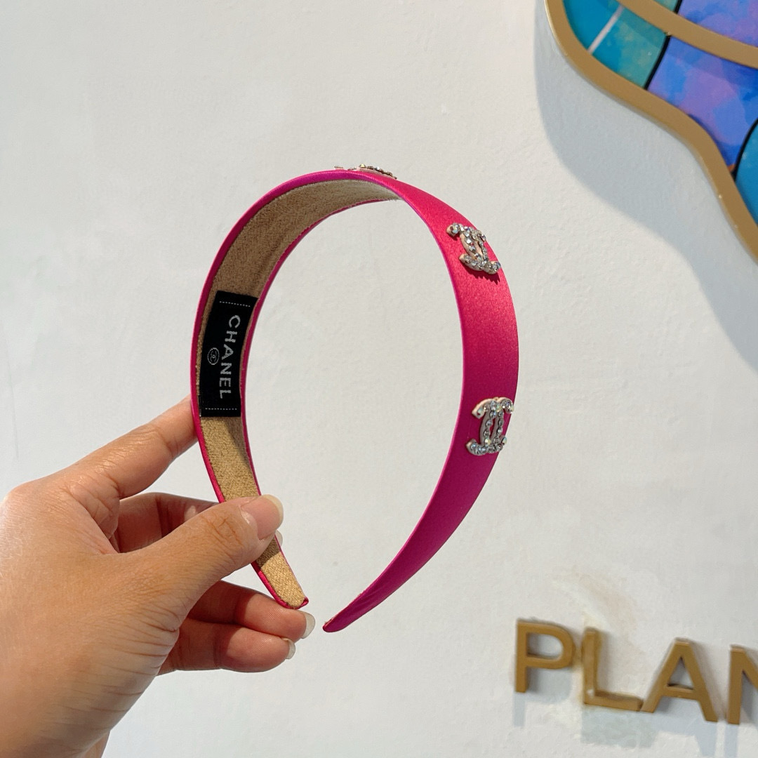 Chanel’s Latest Fragrance Packaging: High-End Double-C Logo Design on p. 99 - 图片 2