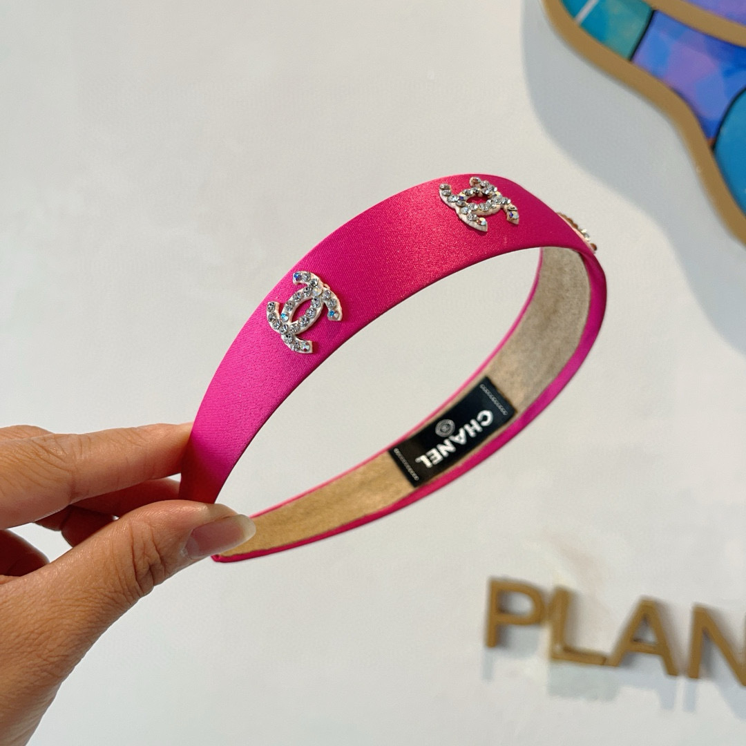 Chanel’s Latest Fragrance Packaging: High-End Double-C Logo Design on p. 99 - 图片 3