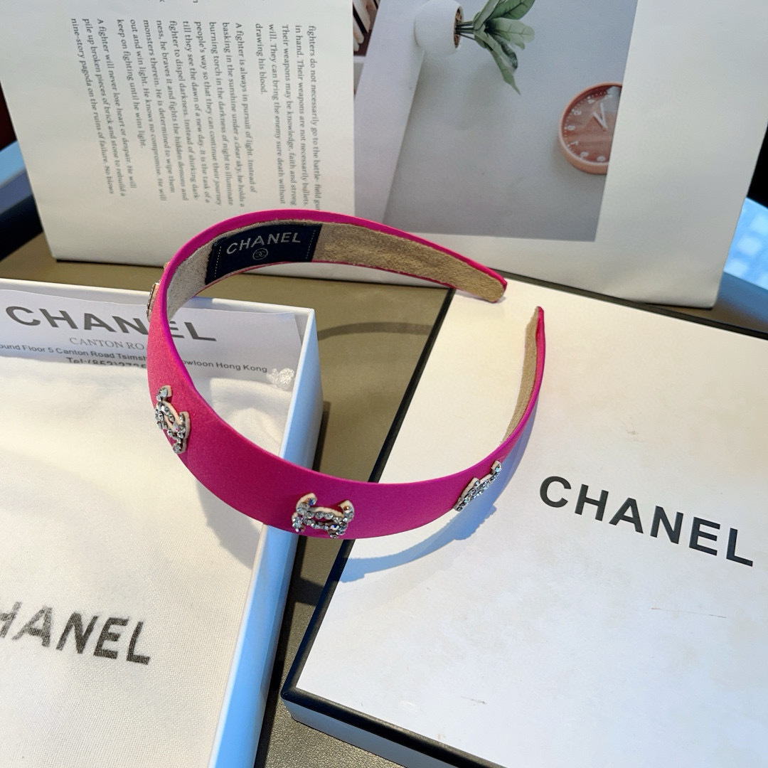 Chanel’s Latest Fragrance Packaging: High-End Double-C Logo Design on p. 99 - 图片 7
