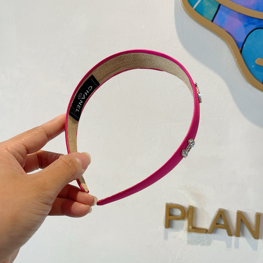 Chanel’s Latest Fragrance Packaging: High-End Double-C Logo Design on p. 99 - 图片 4