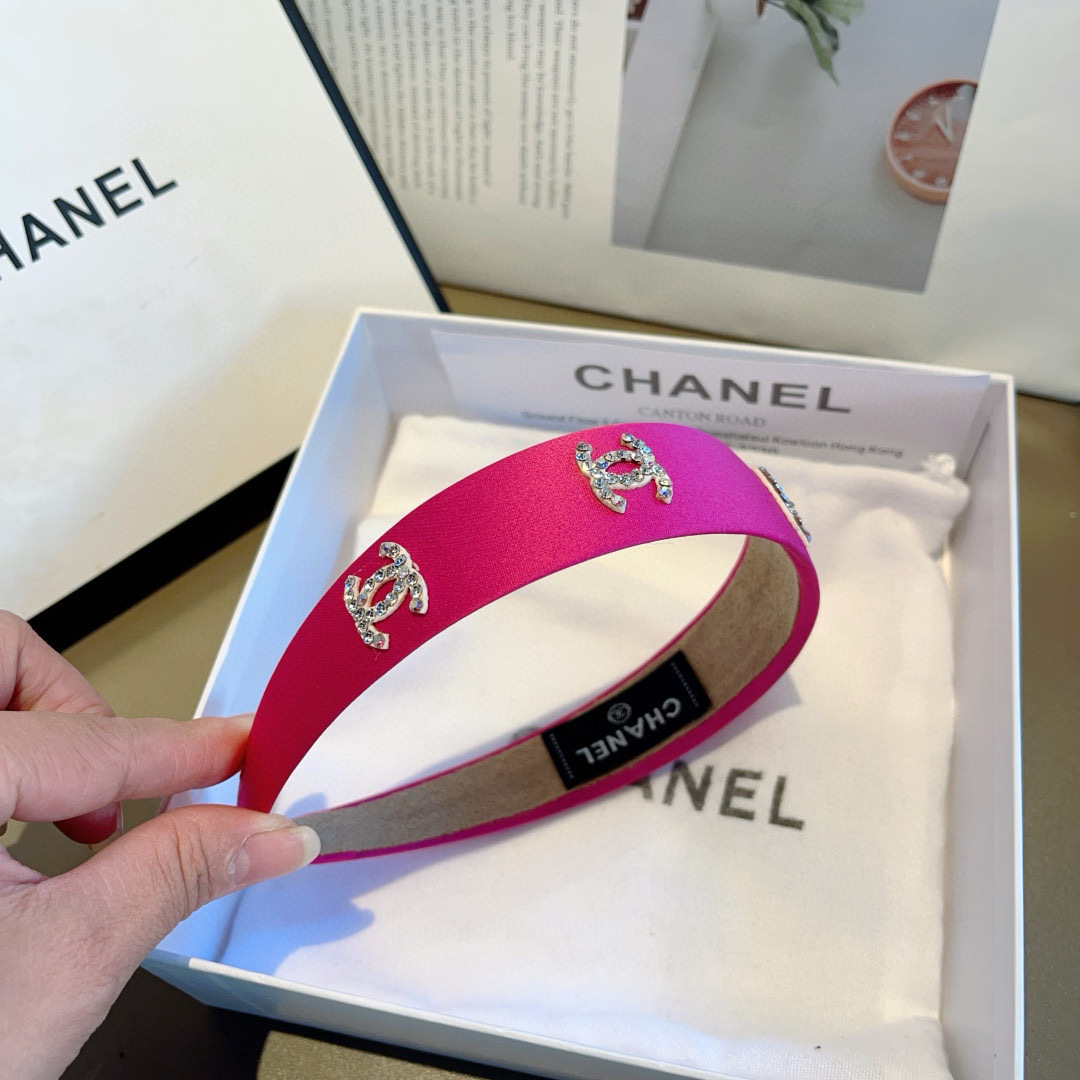 Chanel’s Latest Fragrance Packaging: High-End Double-C Logo Design on p. 99 - 图片 6