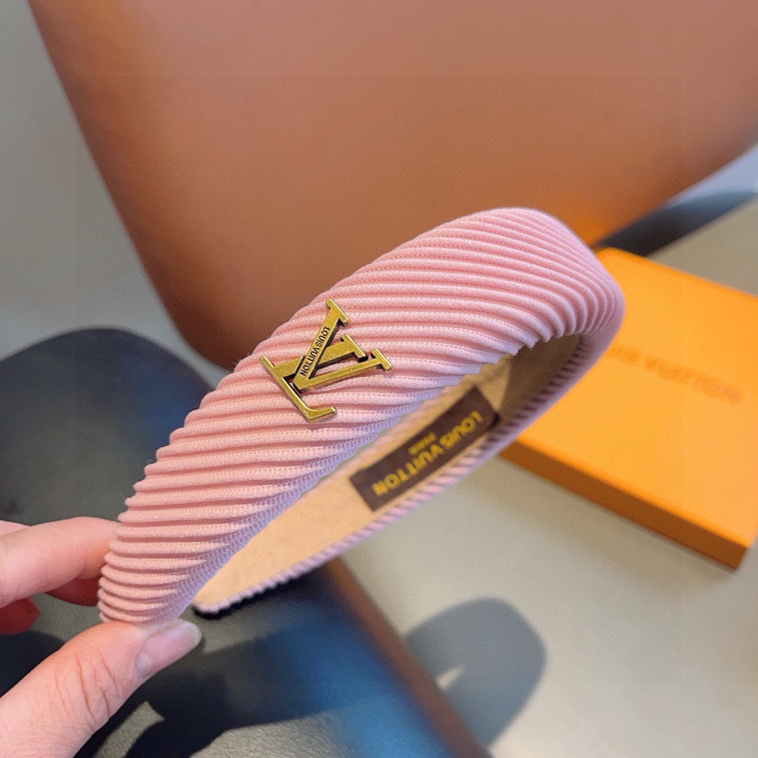 Trendy Packaging: Louis Vuitton and New Money Fashion Influencers (13 words) - 图片 7