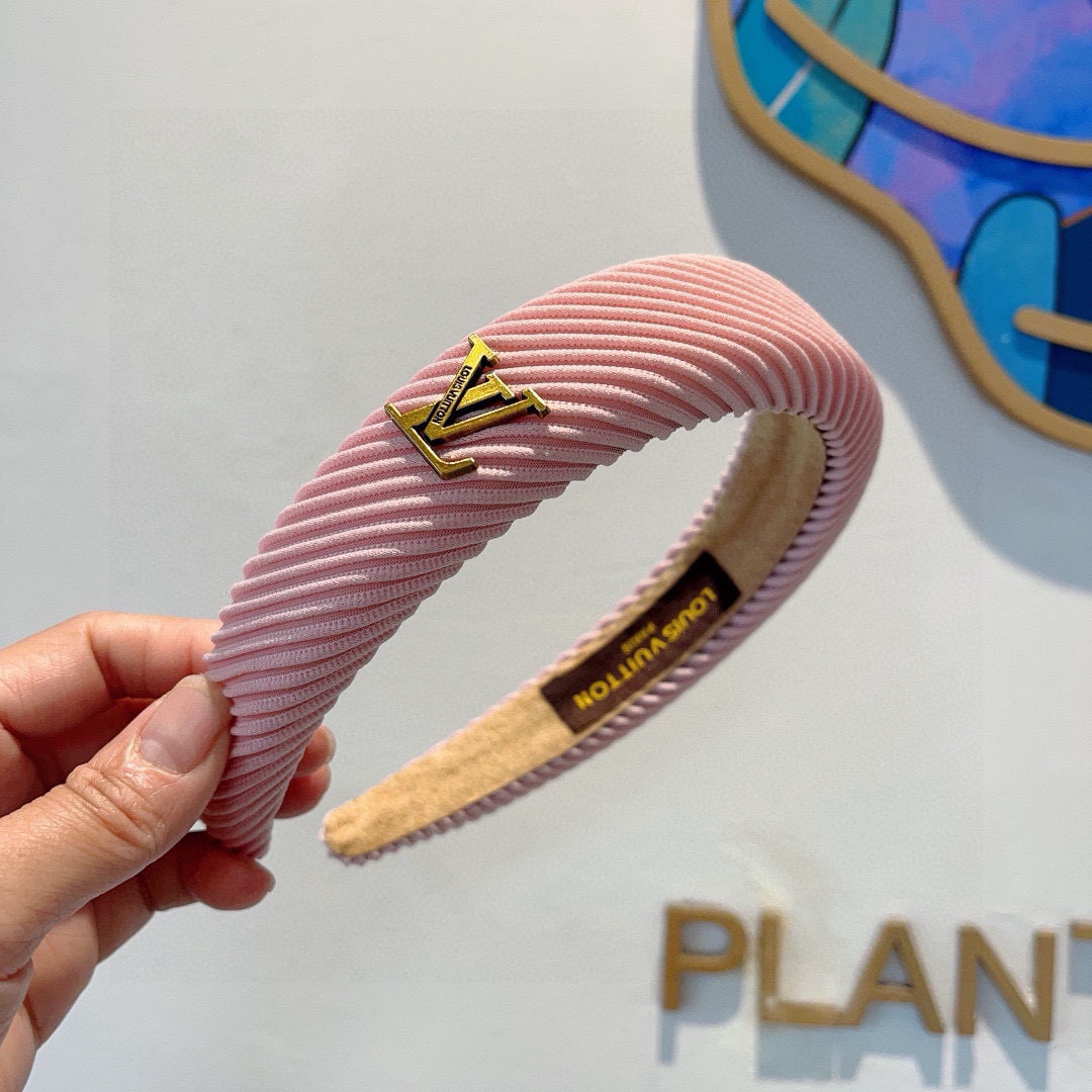 Trendy Packaging: Louis Vuitton and New Money Fashion Influencers (13 words) - 图片 3