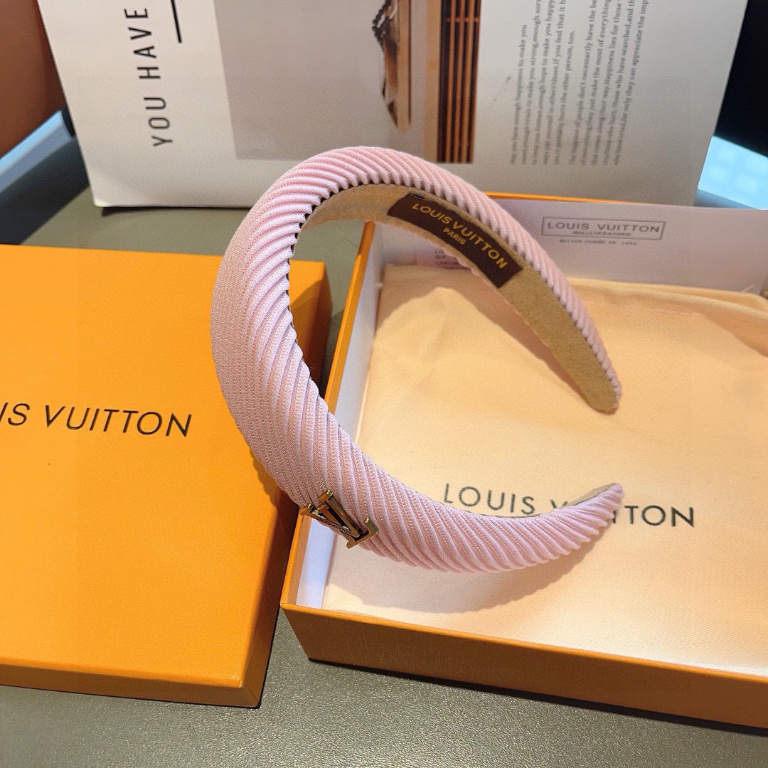 Trendy Packaging: Louis Vuitton and New Money Fashion Influencers (13 words) - 图片 5