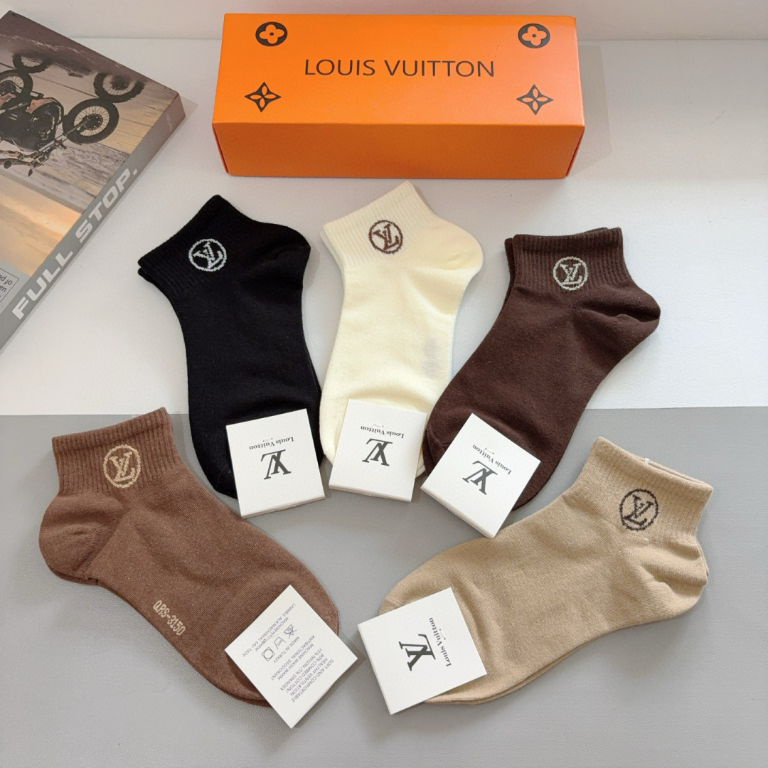 （一盒5双） 🌟 LV 路易威登 超火爆小单品，纯棉面料，潮人必备 爆款，经典字母logo短袜，个性时尚