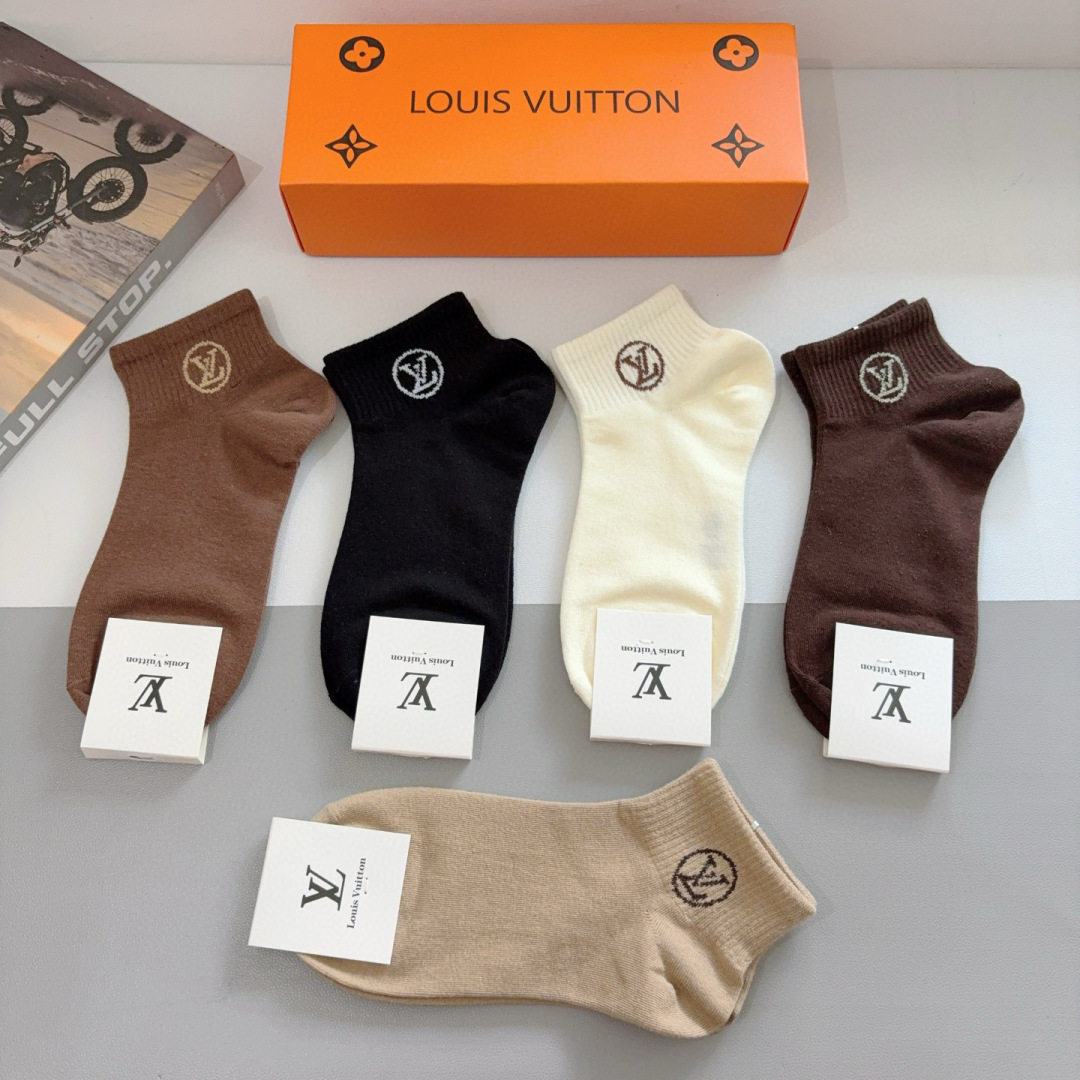 （一盒5双） 🌟 LV 路易威登 超火爆小单品，纯棉面料，潮人必备 爆款，经典字母logo短袜，个性时尚