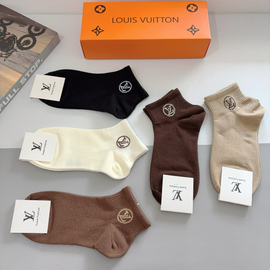 （一盒5双） 🌟 LV 路易威登 超火爆小单品，纯棉面料，潮人必备 爆款，经典字母logo短袜，个性时尚