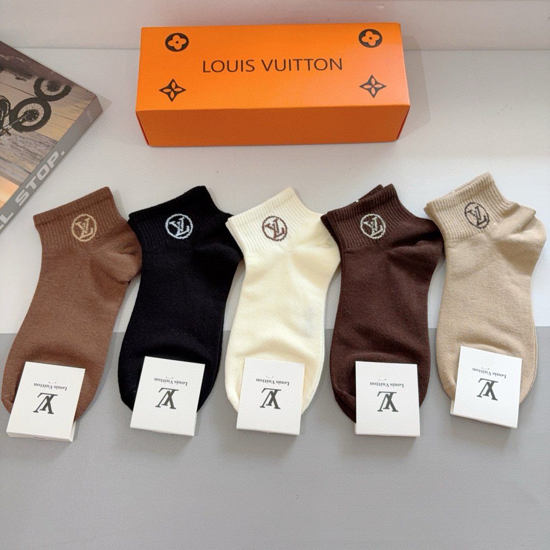 （一盒5双） 🌟 LV 路易威登 超火爆小单品，纯棉面料，潮人必备 爆款，经典字母logo短袜，个性时尚