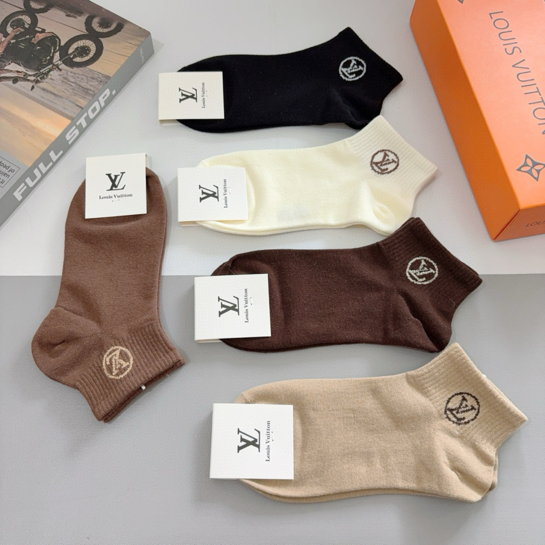 （一盒5双） 🌟 LV 路易威登 超火爆小单品，纯棉面料，潮人必备 爆款，经典字母logo短袜，个性时尚