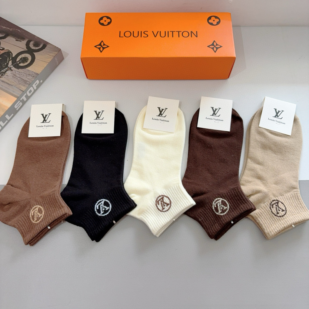 （一盒5双） 🌟 LV 路易威登 超火爆小单品，纯棉面料，潮人必备 爆款，经典字母logo短袜，个性时尚