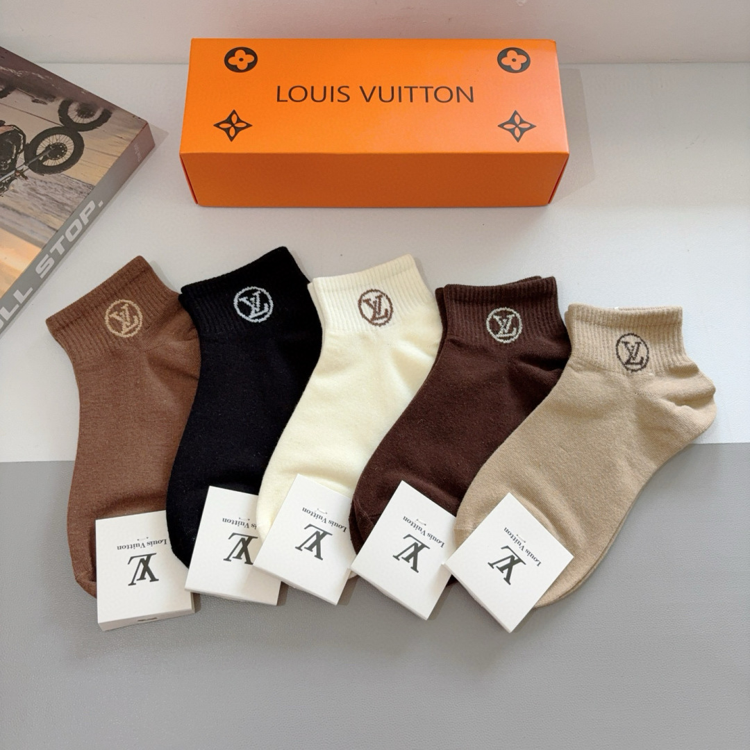 （一盒5双） 🌟 LV 路易威登 超火爆小单品，纯棉面料，潮人必备 爆款，经典字母logo短袜，个性时尚