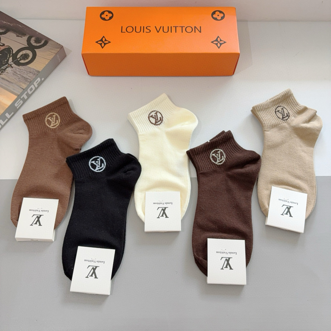（一盒5双） 🌟 LV 路易威登 超火爆小单品，纯棉面料，潮人必备 爆款，经典字母logo短袜，个性时尚