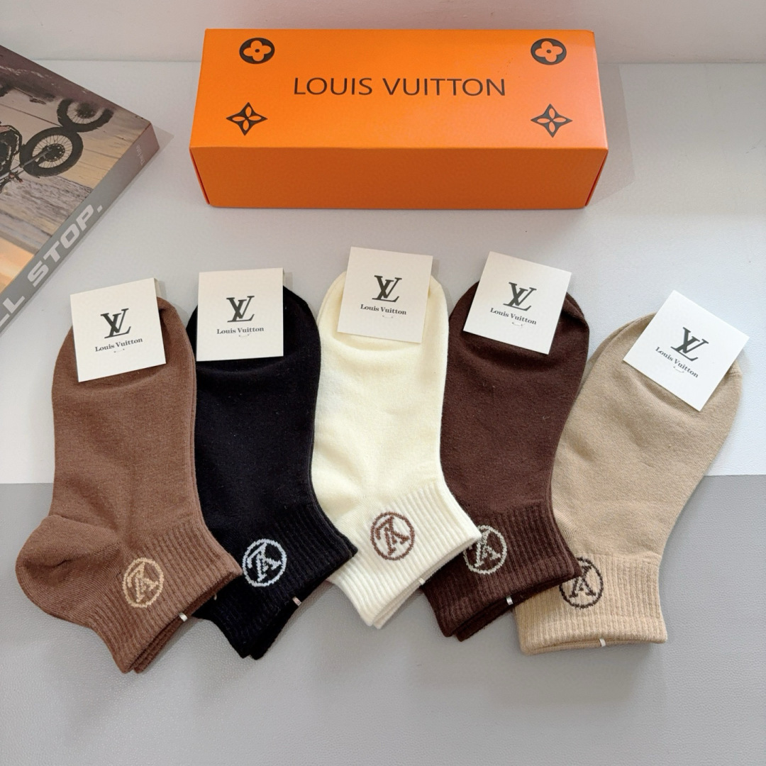 （一盒5双） 🌟 LV 路易威登 超火爆小单品，纯棉面料，潮人必备 爆款，经典字母logo短袜，个性时尚