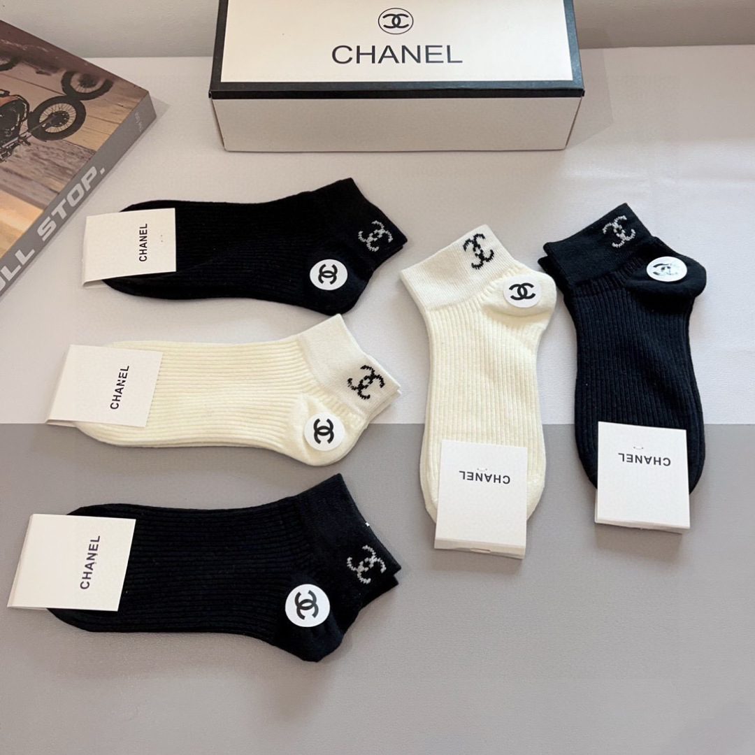 配包装（一盒5双）
CHANEL 香奈儿经典中袜子❗️高版本纯棉材质柔软，秒杀市场普通货，经典的双C图案