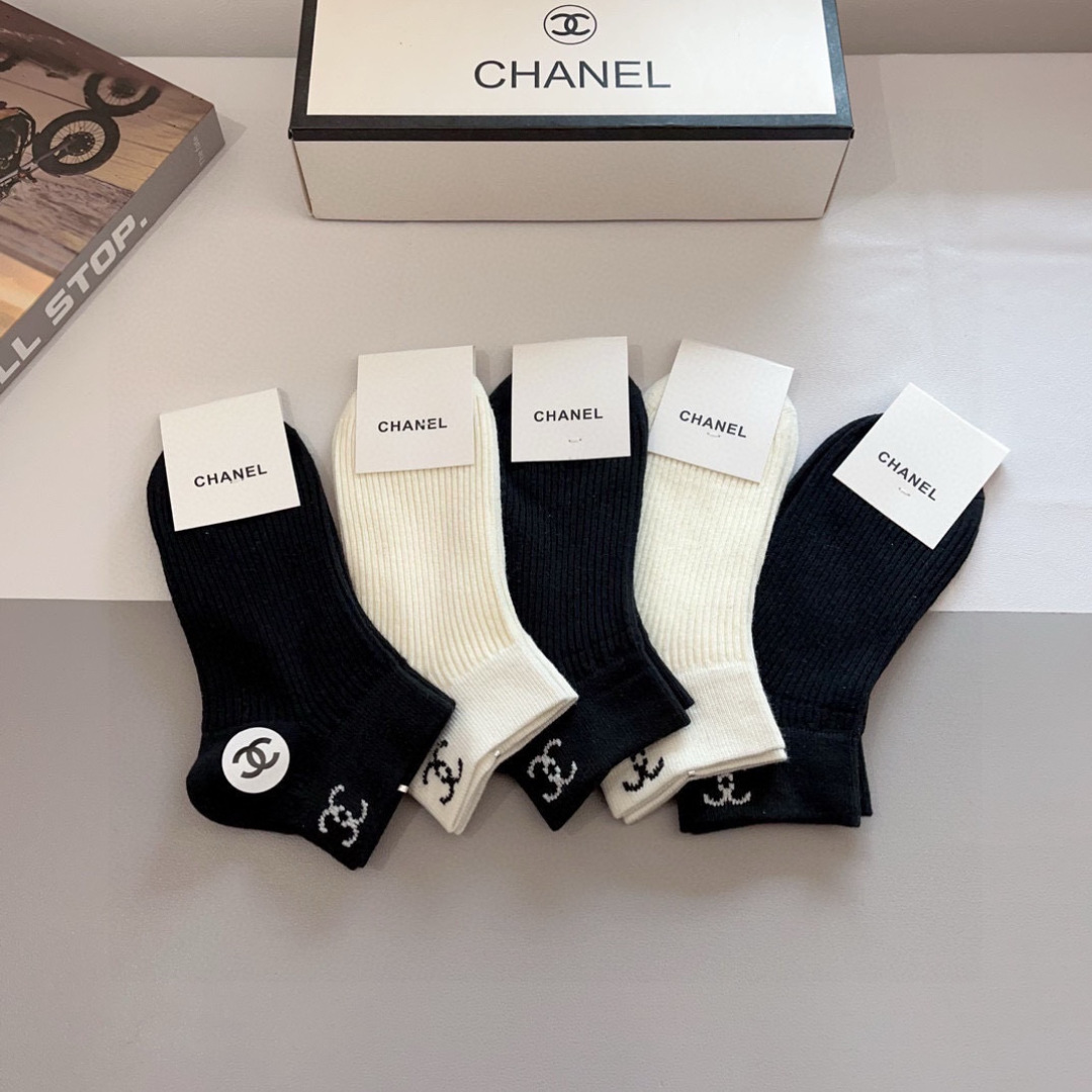 配包装（一盒5双）
CHANEL 香奈儿经典中袜子❗️高版本纯棉材质柔软，秒杀市场普通货，经典的双C图案
