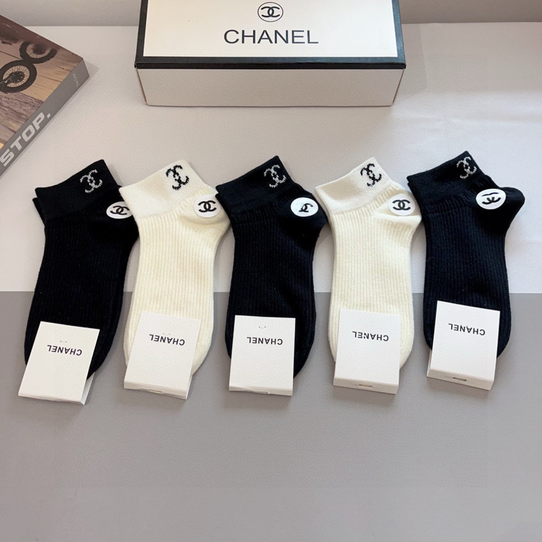 配包装（一盒5双）
CHANEL 香奈儿经典中袜子❗️高版本纯棉材质柔软，秒杀市场普通货，经典的双C图案