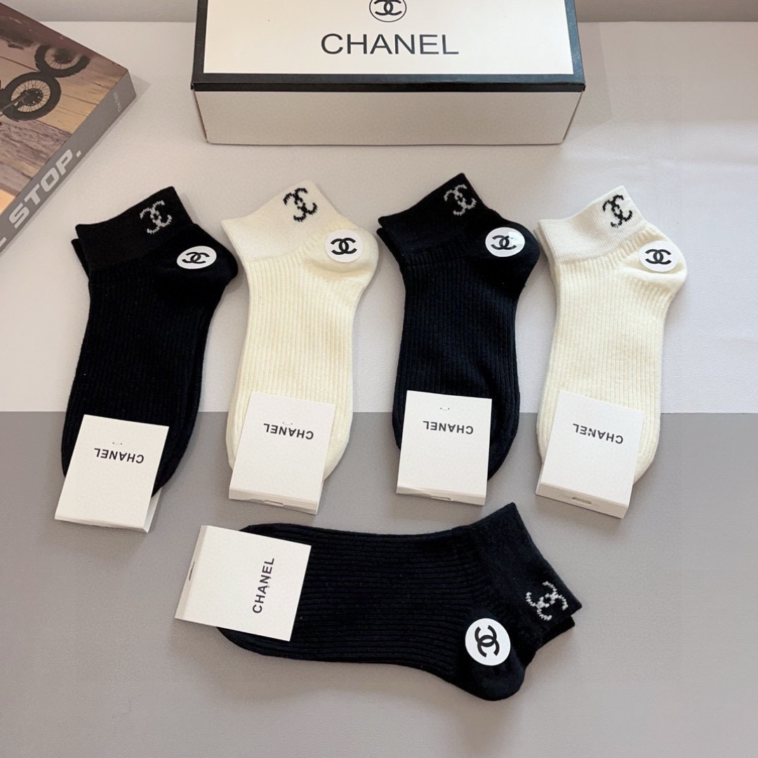 配包装（一盒5双）
CHANEL 香奈儿经典中袜子❗️高版本纯棉材质柔软，秒杀市场普通货，经典的双C图案
