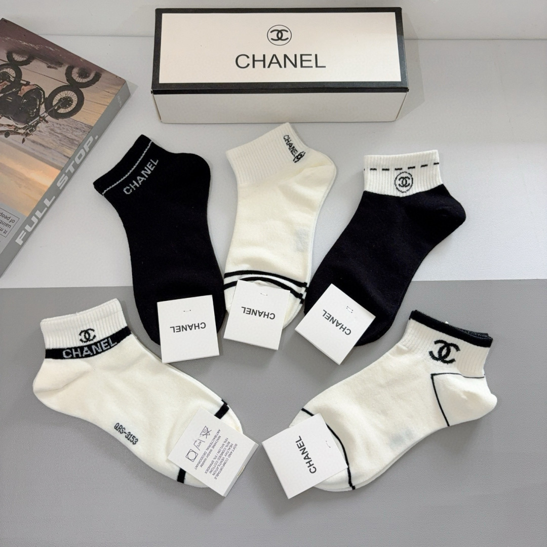 配包装（一盒5双）
CHANEL 香奈儿经典中袜子❗️高版本纯棉材质柔软，秒杀市场普通货，经典的双C图案