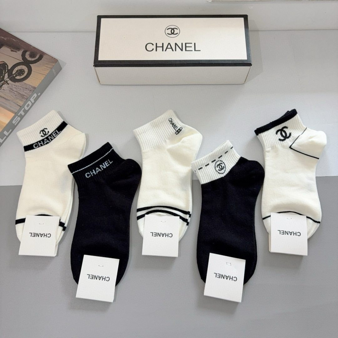 配包装（一盒5双）
CHANEL 香奈儿经典中袜子❗️高版本纯棉材质柔软，秒杀市场普通货，经典的双C图案