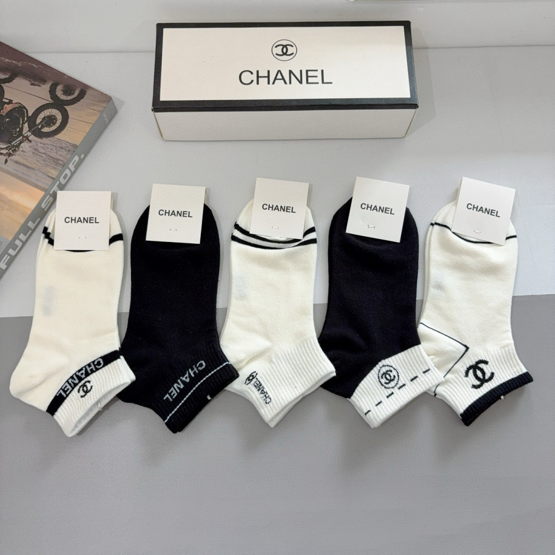 配包装（一盒5双）
CHANEL 香奈儿经典中袜子❗️高版本纯棉材质柔软，秒杀市场普通货，经典的双C图案