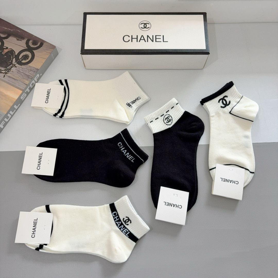 配包装（一盒5双）
CHANEL 香奈儿经典中袜子❗️高版本纯棉材质柔软，秒杀市场普通货，经典的双C图案