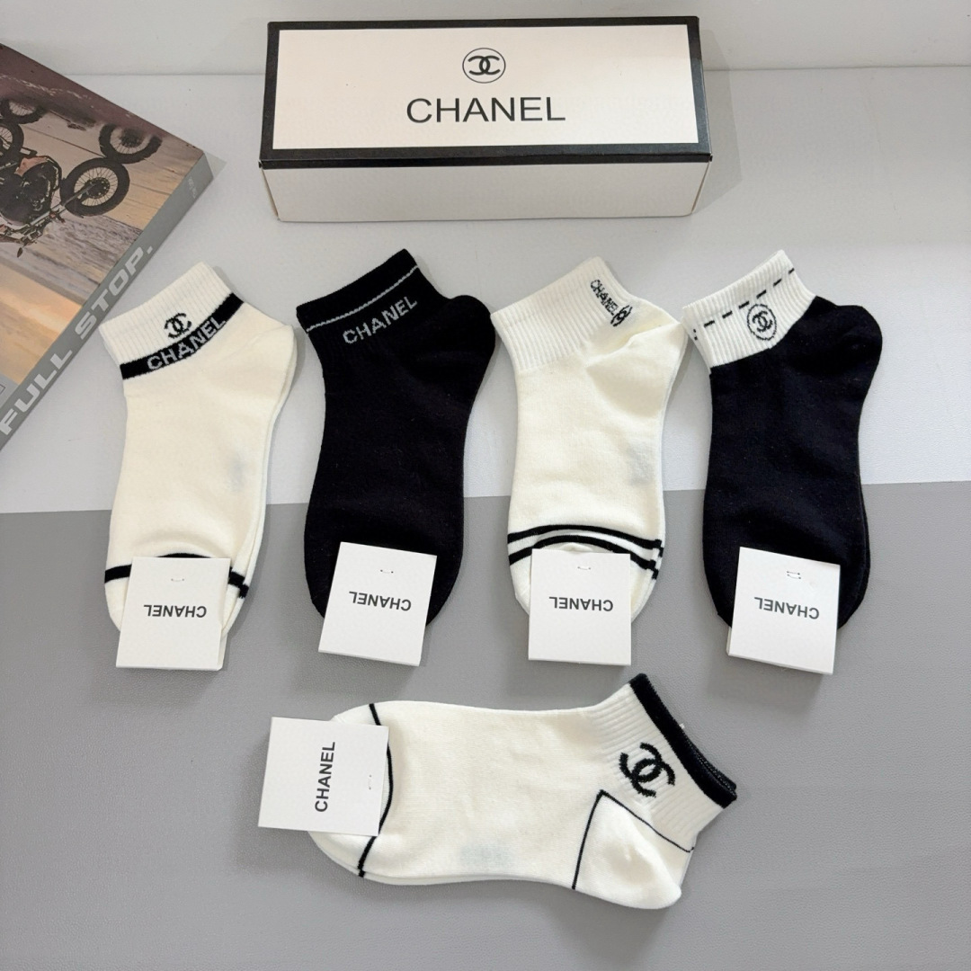 配包装（一盒5双）
CHANEL 香奈儿经典中袜子❗️高版本纯棉材质柔软，秒杀市场普通货，经典的双C图案